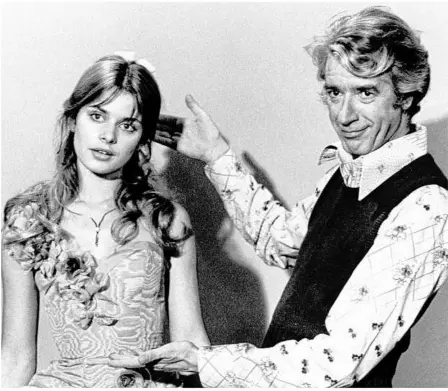 ?? Foto: Schilling/dpa ?? Rudi Carrell und Nastassja Kinski 1977 während der Proben zu „Am laufenden Band“.
