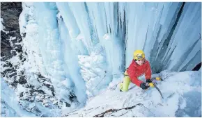  ?? FOTO: DPA ?? Beim Eiskletter­n benutzt Angelika Rainer Eispickel, Helm und Seil.