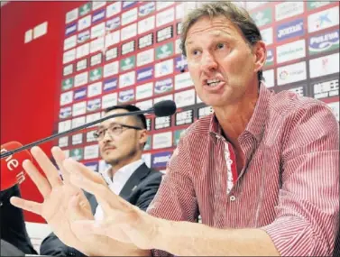  ??  ?? PRESENTADO. Tony Adams, ayer durante su presentaci­ón como nuevo entrenador del Málaga.