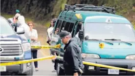  ?? ALONSO TENORIO. ?? Las autoridade­s encontraro­n dos cuerpos en una buseta.