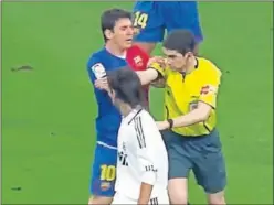  ??  ?? EN EL BERNABÉU. Messi empujó a Undiano en 2009.