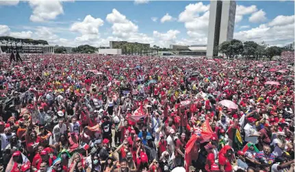  ?? ?? Miles de seguidores de Lula se congregaro­n en la plaza de los tres poderes para celebrar su posesión presidenci­al. EFE