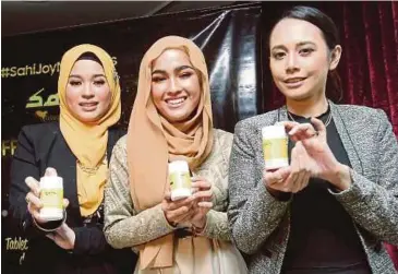  ?? [ FOTO NIK HARIFF HASSAN /BH ] ?? Pengasas produk SAHI, Noor Aimi (kiri) bersama artis, Nurul Elfira Loy dan Norelissa Idayu ketika perasmian produk itu, baru-baru ini.