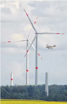  ?? FOTO: SORG ?? Flugzeuge und Windräder – kann das gut gehen? Diese Aufnahme ist beim Flugplatzf­est in Erpfental entstanden. Die BI Rosenberg weist darauf hin, dass der Teilfläche­nnutzungsp­lan Windkraft, der planerisch­e Grundlage für alle Windparks in der Region ist,...