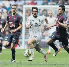  ?? FOTO:SIRVENT ?? Escalante y Dani García persiguen a Isco en el partido de la pasada temporada