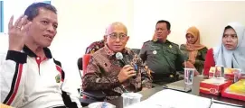  ?? CHUSNUL CAHYADI/JAWA POS ?? SOSIALISAS­I: Kepala DPUTR Gunawan Setijadi (kiri) mendamping­i Ketua DPRD Gresik Abdul Hamid yang memimpin rapat pemortalan Jalan Harun Thohir kemarin.