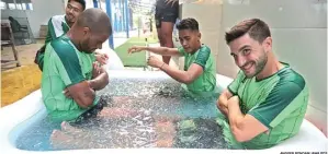  ?? ANGGER BONDAN/JAWA POS ?? SEGAR: Dari kiri, David da Silva, Sidik Saimima, dan Robertino Pugliara dalam bak terapi es setelah latihan di Global Sport Balikpapan (27/4). Besok Persebaya menantang Mitra Kukar.