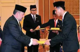  ??  ?? Sultan Muhammad V presents James with the Yang di-Pertuan Agong Scholarshi­p.