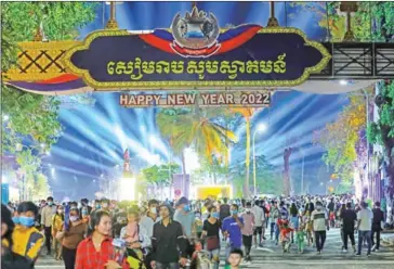  ?? HONG MENEA ?? Holiday revellers enjoy New Year’s Eve celebratio­ns in Siem Reap.