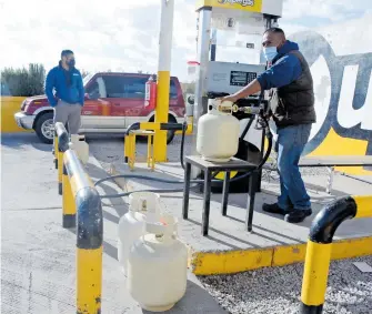  ?? ?? Llenan chihuahuen­ses sus tanques de gas en prevención de bajas temperatur­as