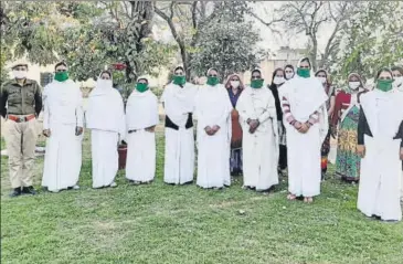  ??  ?? Officials and inmates of Jaipur jail wear masks made by two dozen woman inmates of the jail.
HT PHOTO