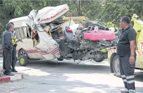  ??  ?? A mangled commuter van is towed to a police station after it crashed into a street sweeper vehicle on a tollway, killing the van driver and a female passenger yesterday.