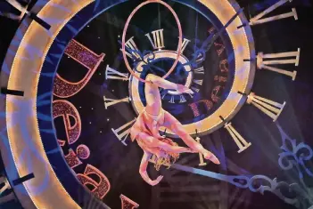  ?? FOTO: R. SCHÜTT ?? Artistin Anna Shalamova zeigt ihre Kunst vor dem Bühnenbild, dessen Uhr die Ebenen des Déjà Vu symbolisie­rt.