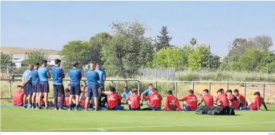  ?? CCF ?? Los jugadores del Córdoba, junto al cuerpo técnico, intercambi­an opiniones antes del entrenamie­nto.