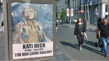  ?? FOTO FH ?? Een zelfportre­t van Kati Heck op een reclamezui­l op de Meir.