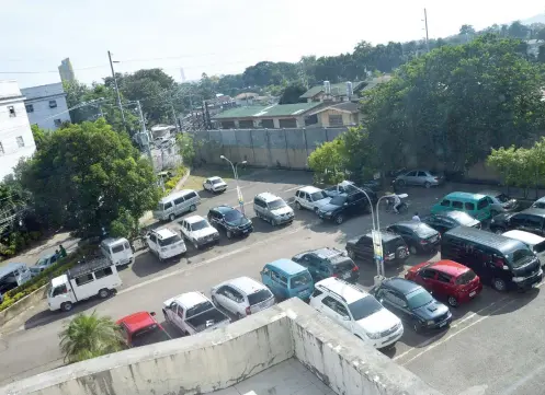  ?? SUNSTAR FILE ?? PARKING. If a business establishm­ent wants to collect fees from motorists who park in their parking lots, they will have to ask for a separate permit for this purpose, a new city ordinance says. /