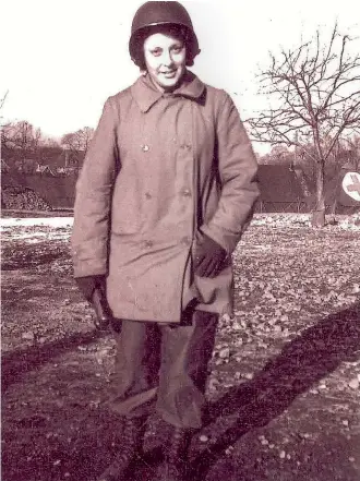  ?? ?? US Army nurse Muriel Engelman in Belgium during the Battle of the Bulge with two ‘‘weapons’’ given her by concerned GI patients: a blackjack in her right hand and a switchblad­e in her left pocket.