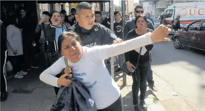  ?? DIEGO DÍAZ ?? Dolor imposible. Claudia González, hermana de una de las víctimas, insulta ayer al condenado mientras se lo llevan, en la puerta del tribunal de La Matanza.