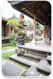  ??  ?? The courtyard of a Bali home offers peace and tranquilit­y to its residents.