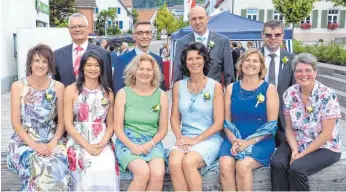  ?? FOTO: KURT GLÜCKLER ?? Die 50er Jubilare: Sitzend von links Sibylle Müller, Qun Li-Wernz, Ulrike Pfaff, Michaela Dupont, Heidi Broadley und Sonja Willmann; stehend von links Felix Wernz, Timo Schöttle, Hans-Peter Zepf und Frank Sommnitz.