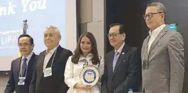  ??  ?? Tourism Secretary Berna Romulo-Puyat at the Rotary Club of Manila forum in New World Makati Hotel. With her are Rotarians (from left) Arthur Lopez, Robert Lim Joseph, Susing Pineda (club president) and Chito Zaldarriag­a.