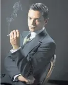  ??  ?? Dominic Cooper. Es Ian Fleming.