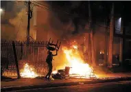  ??  ?? Reprueba. El Presidente de Paraguay calificó de vandálicos el incendio y los disturbios en el Congreso.