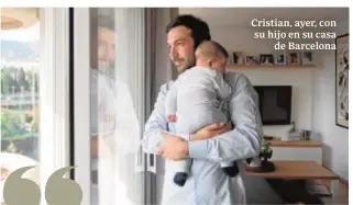  ?? INÉS BAUCELLS ?? Cristian, ayer, con su hijo en su casa de Barcelona