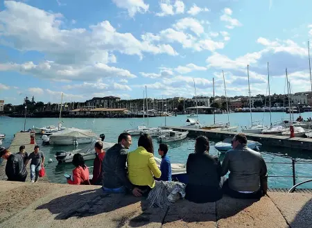  ??  ?? La cittadina Il lungolago di Desenzano, tra le mete preferite del Garda