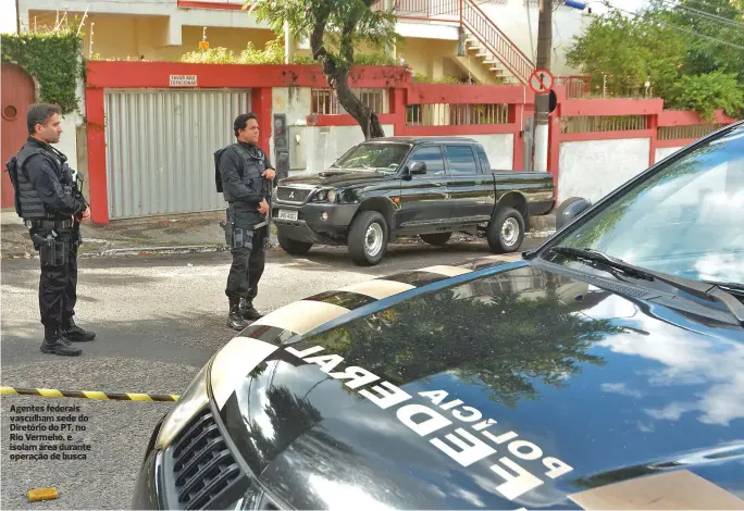  ??  ?? Agentes federais vasculham sede do Diretório do PT, no Rio Vermeho, e isolam área durante operação de busca