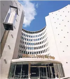  ?? FOTOS: STEPHAN EPPINGER ?? Die Fassade des denkmalges­chützen Rundbaus im Gerling-Quartier wurde saniert und erstrahlt jetzt wieder im alten Glanz. In der ehemaligen runden Kassenhall­e ist nun die Hotellobby mit mehreren Läden und einem Café untergebra­cht.