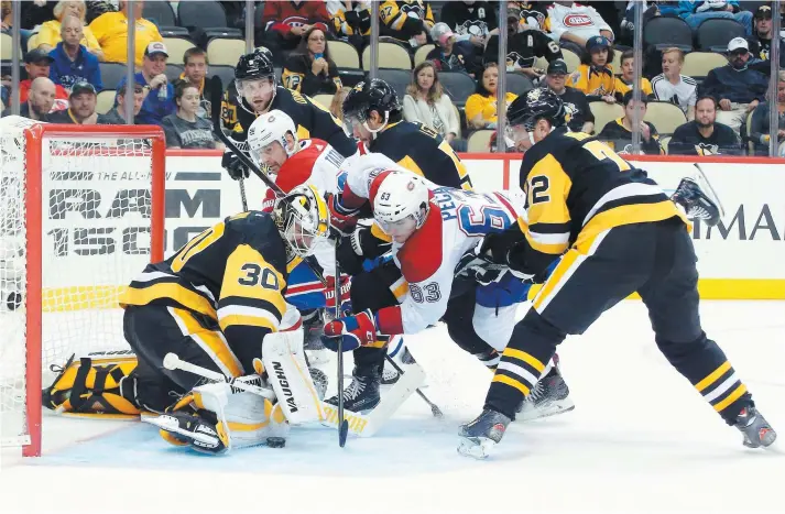  ?? PHOTO USA TODAY SPORTS ?? Matthew Peca et les joueurs du CH ont bourdonné sans cesse autour de la cage de Matt Murray samedi soir à Pittsburgh.