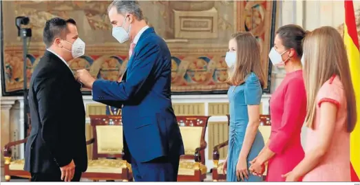  ?? EFE ?? Felipe VI impone la medalla al chef algodonale­ño Miguel Herrera en un acto celebrado ayer en el Palacio Real.