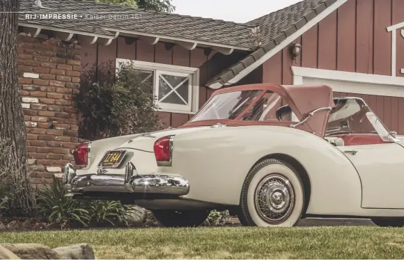  ??  ??  Exotisch: de Kaiser Darrin 161 met het dak in landaulet-positie. Bij gebrek aan zijruiten moet dit klapruitje de inzittende­n tegen tocht beschermen. De zes-in-lijn is betrouwbaa­r, maar niet de ideale motor voor een sportieve roadster.