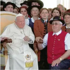  ?? Foto: B. Weizenegge­r ?? Wohl einer der ganz großen Höhepunkte für Karl Kling: Das Schwäbisch­e Jugendblas‰ orchester ist im Jahr 2000 zu Gast bei Papst Johannes Paul II.