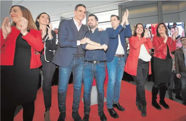  ?? EP ?? Pedro Sánchez abraza (sobre estas líneas) a Luis Tudanca en su presentaci­ón como candidato a la Junta de Castilla y León, ayer, en Burgos