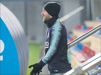  ?? FOTO: PEP MORATA ?? Messi, saliendo a entrenar ayer, a horas de jugarse el pase a cuartos de final en la Copa