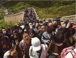  ?? AFP PIC ?? People visiting the Great Wall of China during the Labour Day holiday in Beijing yesterday.
