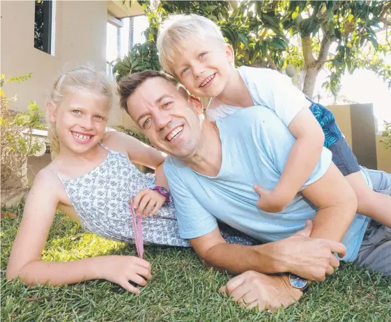  ?? Picture: MIKE BATTERHAM ?? multiple sclerosis sufferer Peter Bradley with his children Sienna, 8, and Caylem, 5, at their Burleigh Waters home.