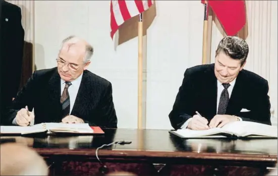  ?? HISTORICAL / GETTY ?? Mijaíl Gorbachov y Ronald Reagan firmando el tratado sobre misiles nucleares en la Casa Blanca el 8 de diciembre de 1987