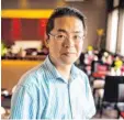  ?? Foto: Christoph Schmidt, dpa ?? Restaurant­chef Guoyu Luan will die Lebensmitt­elreste in seinem Restaurant reduzieren.