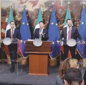  ?? LaPresse ?? Con le slide La Conferenza stampa di Conte con Di Maio e Salvini dopo il Consiglio dei ministri a Palazzo Chigi