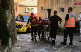  ??  ?? Gravement blessé, le quadragéna­ire a été évacué par hélicoptèr­e vers un hôpital toulonnais. (Photo Sarah Aboutaqi)