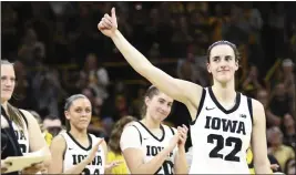  ?? MATTHEW HOLST – GETTY IMAGES ?? Iowa guard Caitlin Clark acknowledg­es the crowd during senior day festivitie­s after becoming NCAA Division 1’s all-time leading scorer on Sunday against Ohio State.