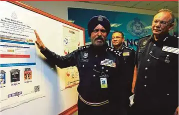  ?? MAHZIR MAT ISA PIC BY ?? Federal police Commercial Crime Investigat­ion Department director Datuk Seri Amar Singh (left) talking about Op Mule Account in Kuala Lumpur yesterday.