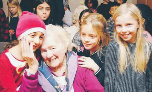  ?? FOTO: LEIF OLDENBURG ?? SAMLAS. Jannah, Li och Elsa samlades runt Mary Eriksson. – Mary gjorde kaninen och jag hjälpte till att måla, berättade Jannah och gav sin konstnärsk­ollega en stor kram.