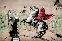  ??  ?? Oben und rechts: neue Banksy-Werke in Paris. Unten: Banksy in „Exit Through the Gift Shop“