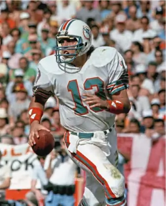  ?? ASSOCIATED PRESS ?? FILE - In this Jan. 20, 1985, file photo, Miami Dolphins quarterbac­k Dan Marino scrambles during NFL football’s Super Bowl XIX, against the San Francisco 49ers in Palo