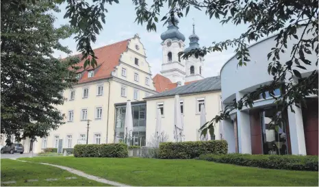  ?? FOTO: THOMAS WARNACK ?? Das Zentrum für Psychiatri­e in Zwiefalten: Anlässlich des spektakulä­ren Ausbruchs denkt Prof. Dr. Gerhard Längle, Ärztlicher Direktor des ZfP Südwürttem­berg, über eine Überarbeit­ung der Sicherheit­sstandards nach.