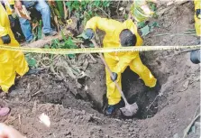  ??  ?? Miles de cuerpos han sido encontrado­s en fosas clandestin­as ubicadas en todo el territorio nacional.